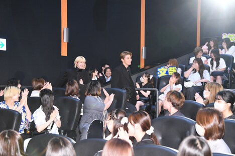 観客の間を通り登壇する高橋文哉（左）、眞栄田郷敦（右）。