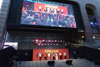 多くの観客が集まったイベント会場の様子。