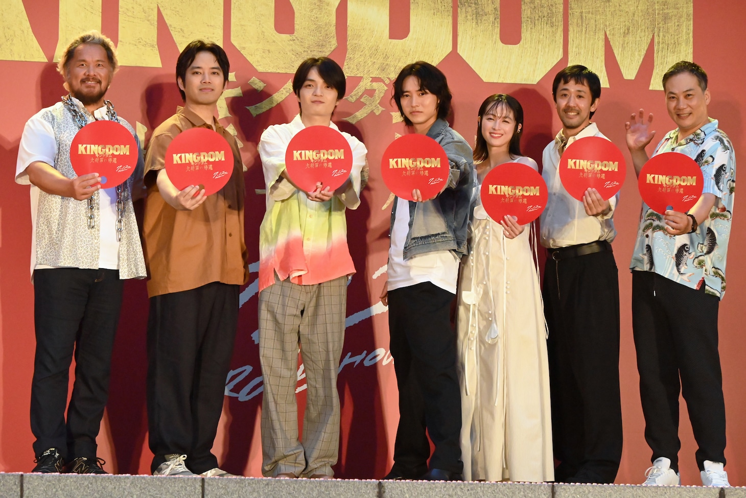 映画「キングダム 大将軍の帰還」前夜祭イベントの様子。左から真壁刀義、三浦貴大、岡山天音、山崎賢人、清野菜名、濱津隆之、田中美央。