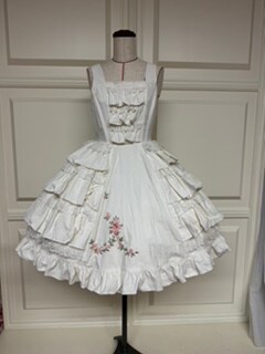 「下妻物語」劇中に登場する、バラのリボン刺繍のジャンパースカート。