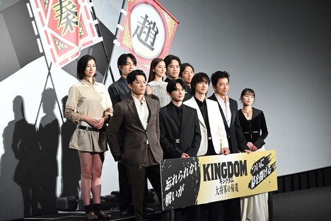 前列左から小栗旬、吉沢亮、山崎賢人、大沢たかお、清野菜名。後列左から佐久間由衣、岡山天音、新木優子、三浦貴大、佐藤信介。