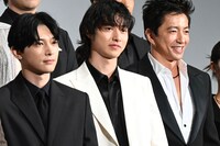 「キングダム 大将軍の帰還」初日舞台挨拶にて、左から吉沢亮、山崎賢人、大沢たかお。