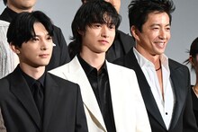 「キングダム 大将軍の帰還」初日舞台挨拶にて、左から吉沢亮、山崎賢人、大沢たかお。