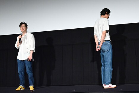 リュ・スンワン（左）に褒められ、照れ臭そうに背を向けるチョ・インソン（右）。