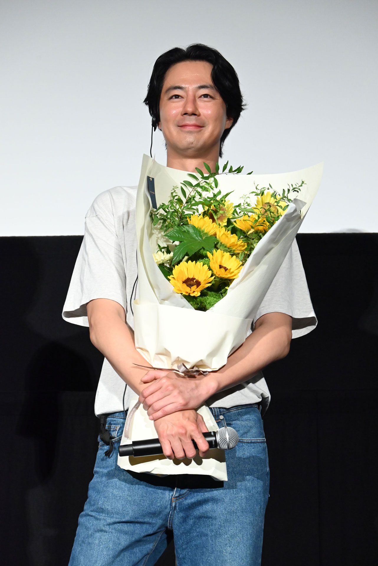 大谷亮平から贈られた花束を抱えるチョ・インソン。