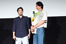 談笑する大谷亮平（左）とチョ・インソン（右）。