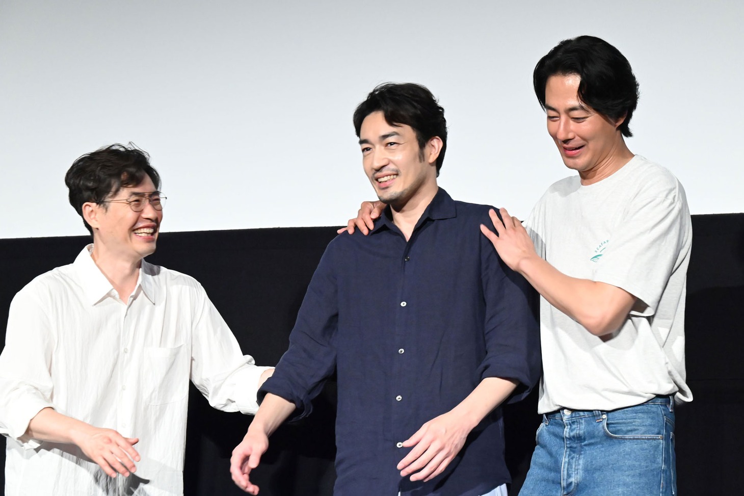 フォトセッションの立ち位置を譲り合う登壇者たち。