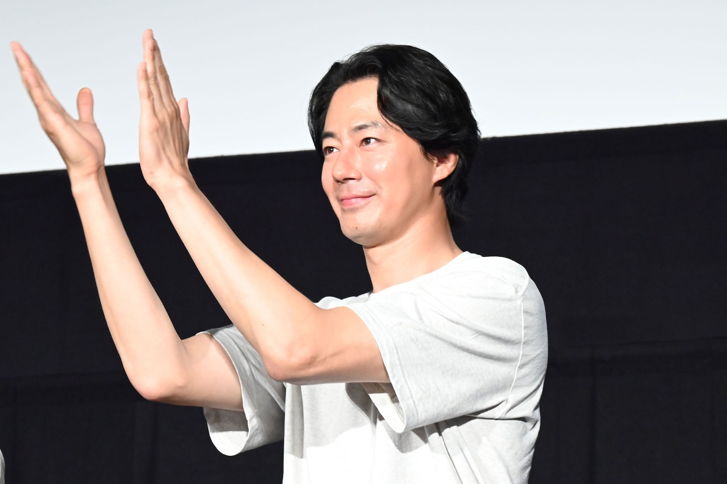 観客に拍手を送るチョ・インソン。