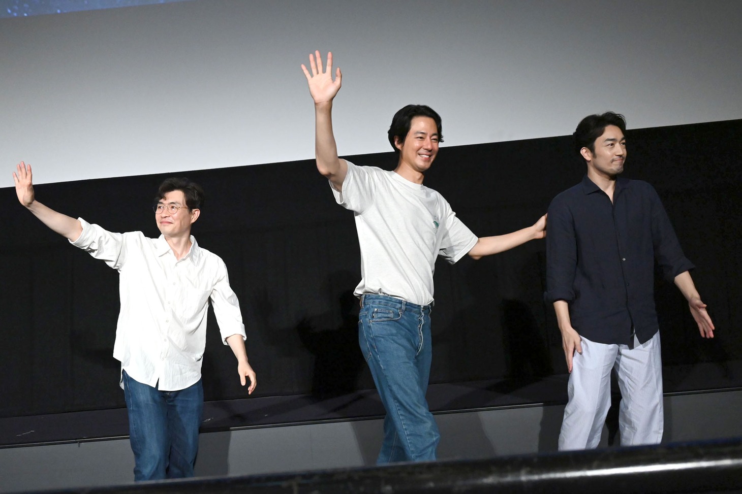 劇場をあとにする登壇者たち。