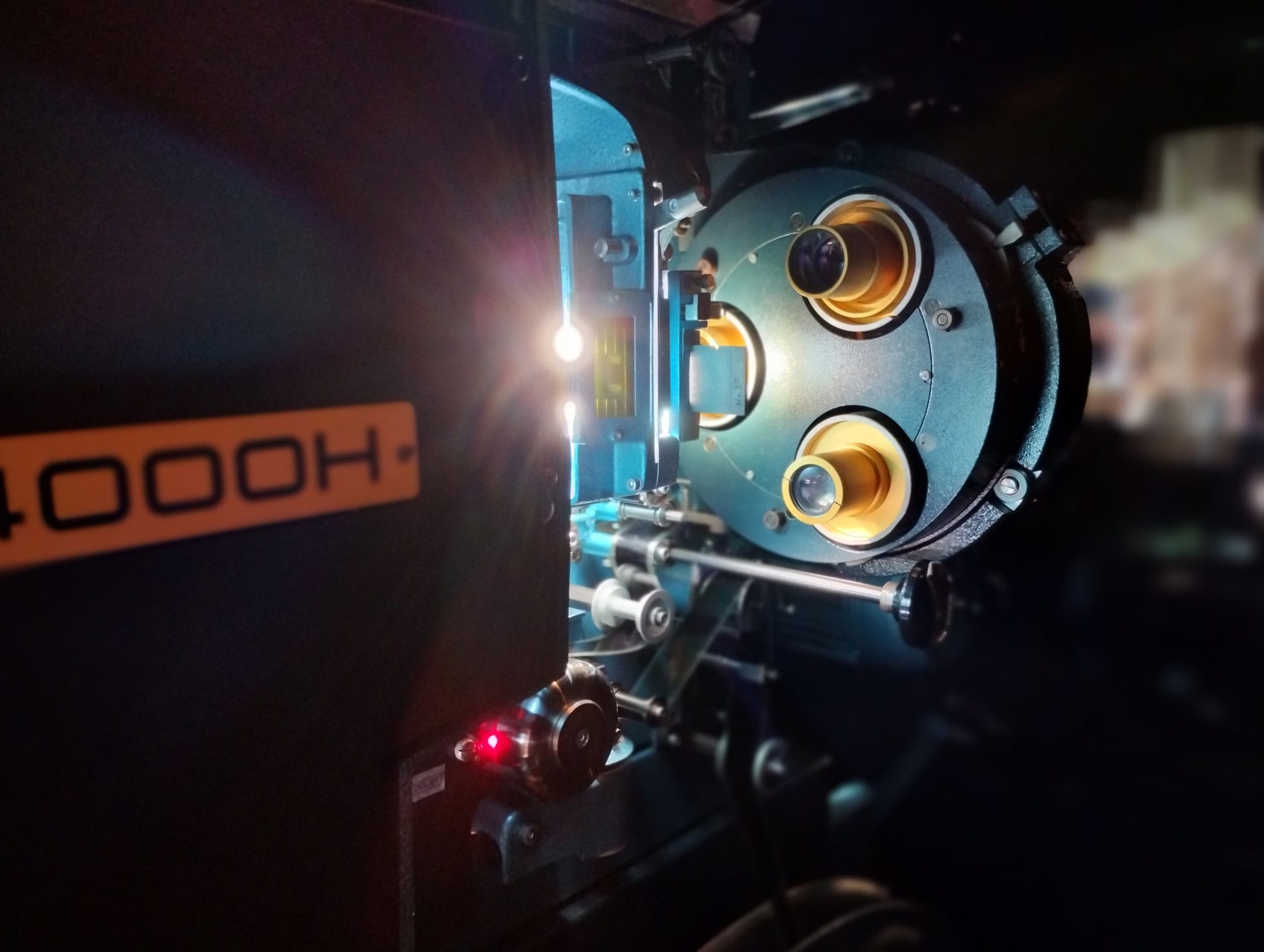 映写技師が監修する35mmフィルム上映イベント誕生、映写機を間近に見