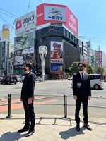 北海道・ニッカウヰスキー看板前に現れたハンター。