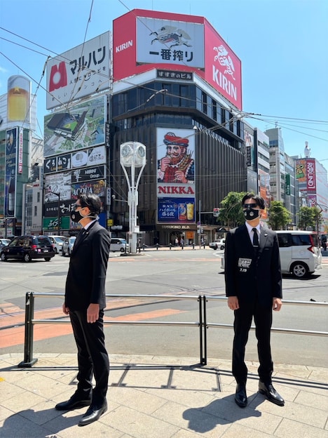 北海道・ニッカウヰスキー看板前に現れたハンター。