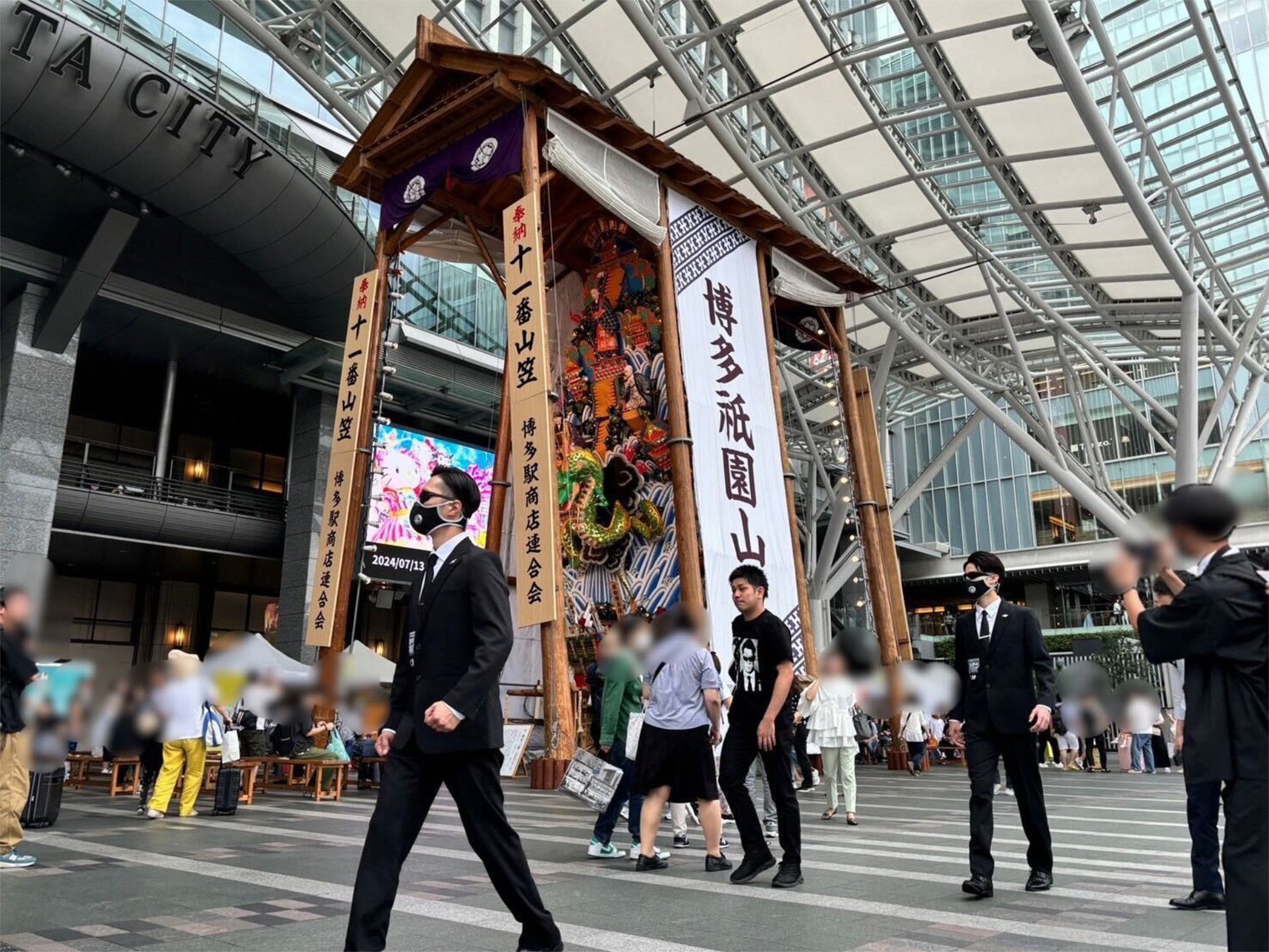 福岡・博多駅前広場に現れたハンター。