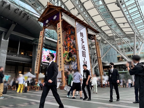 福岡・博多駅前広場に現れたハンター。
