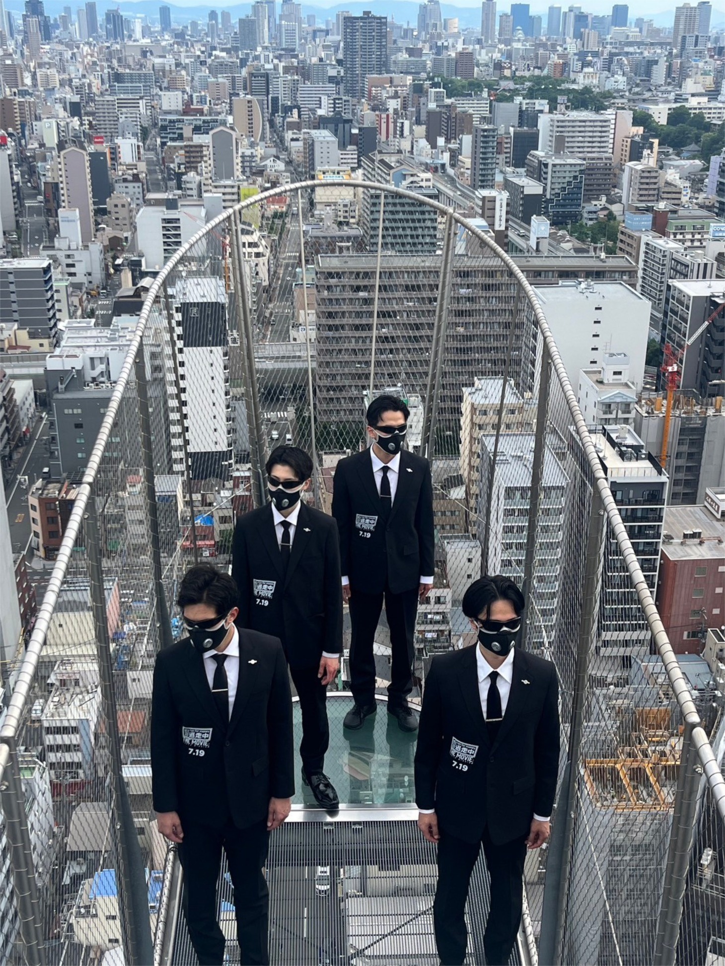 大阪・通天閣に現れたハンター。