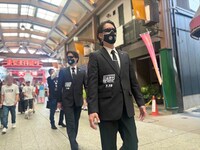 愛知・大須商店街に現れたハンター。