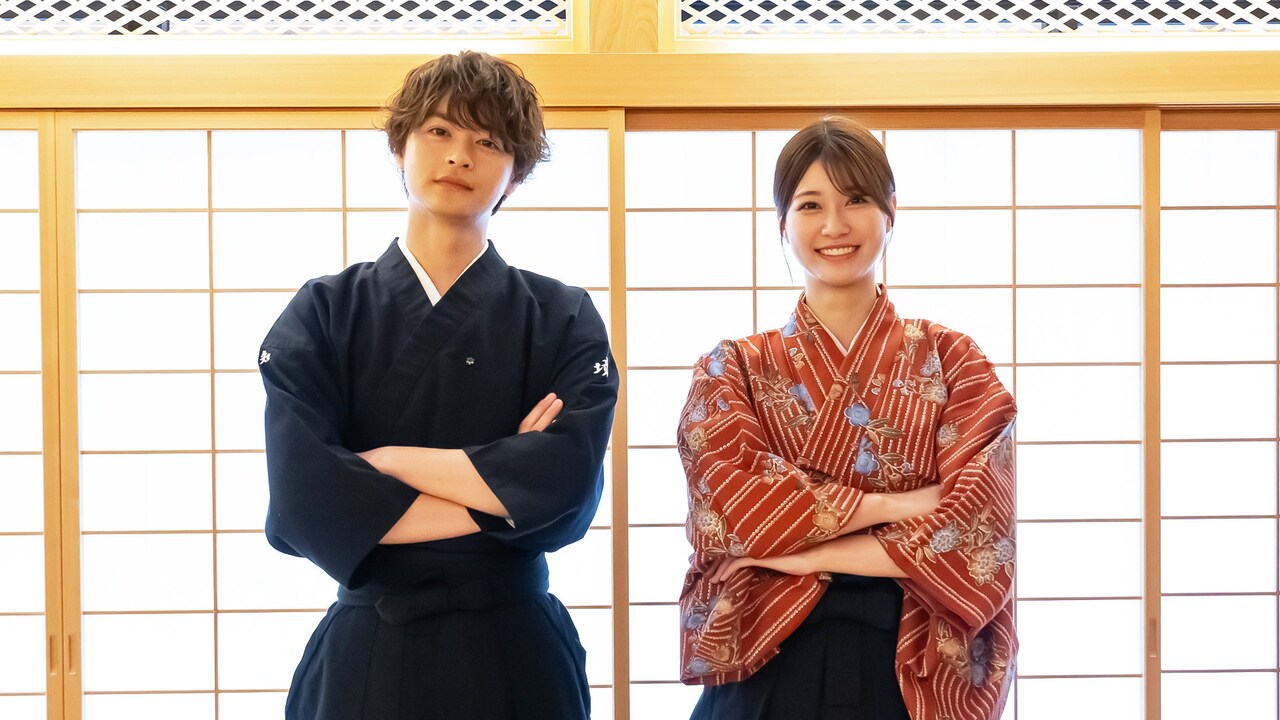 抜刀道を体験する瀬戸康史（左）と生見愛瑠（右）。