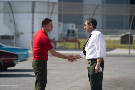 「フライ・ミー・トゥ・ザ・ムーン」場面写真