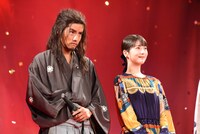 左から赤楚衛二、浜辺美波。