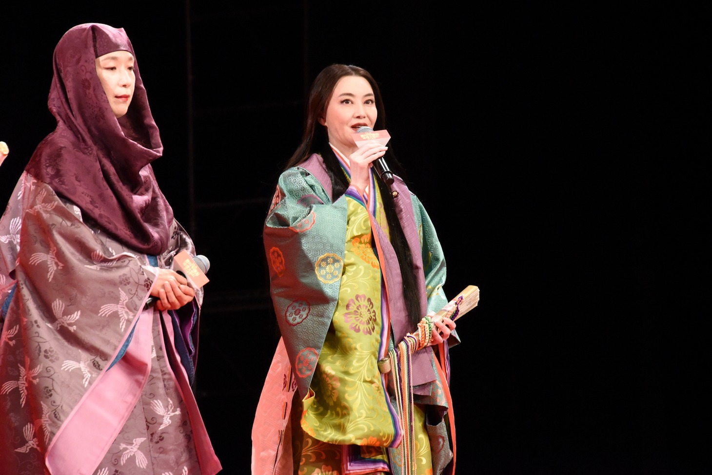 左から江口のりこ、観月ありさ。