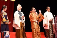 左から浜辺美波、野村萬斎、竹中直人、高嶋政宏。