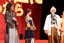 左から赤楚衛二、浜辺美波、野村萬斎。