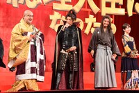 左から小手伸也、GACKT、赤楚衛二、浜辺美波。