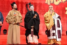 左から長井短、池田鉄洋、小手伸也。