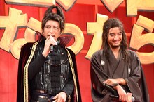 左からGACKT、赤楚衛二。