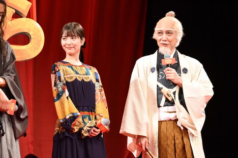 左から浜辺美波、野村萬斎。