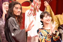 左から赤楚衛二、浜辺美波。