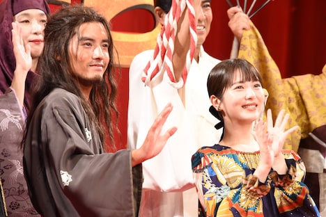 左から赤楚衛二、浜辺美波。