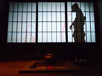 「ホラーにふれる展 ―映画美術の世界―」より、「いないはずの人影」の様子。