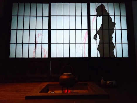 「ホラーにふれる展 ―映画美術の世界―」より、「いないはずの人影」の様子。