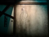 「ホラーにふれる展 ―映画美術の世界―」より、「呪われた廊下」の様子。