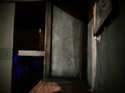 「ホラーにふれる展 ―映画美術の世界―」より、「押入れに佇む幽霊」の様子。