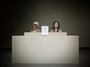 「ホラーにふれる展 ―映画美術の世界―」より、「触ってみよう！特殊造形の世界」の様子。