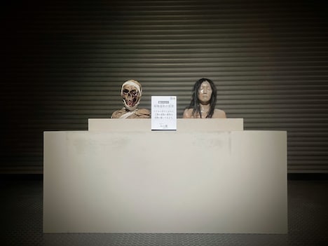 「ホラーにふれる展 ―映画美術の世界―」より、「触ってみよう！特殊造形の世界」の様子。