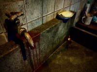 「ホラーにふれる展 ―映画美術の世界―」より、「鏡の中からこんにちは」の様子。