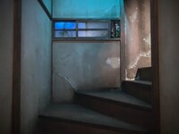 「ホラーにふれる展 ―映画美術の世界―」より、「階段の上には…」の様子。