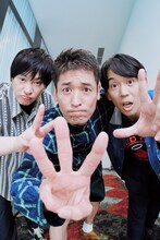 左から塚本高史、佐藤隆太、岡田義徳。