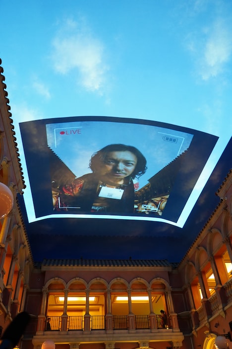 “げぇむ”のルール説明をする金子ノブアキ扮するボーシヤ。