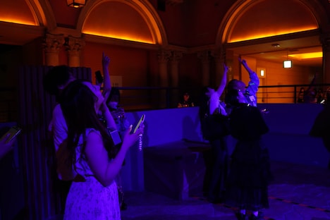 「今際の国のアリス ～Immersive Death Game～」を体験するゲストたち。