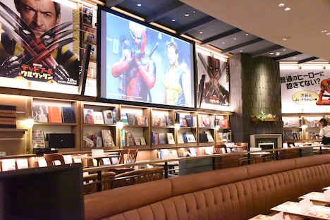 「SHIBUYA TSUTAYA COLLABORATION CAFE inspired by デッドプール＆ウルヴァリン」の内観。