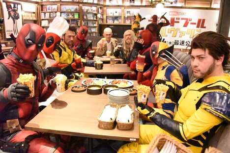 コラボカフェメニューを楽しむコスプレイヤー。