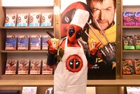 エプロン姿のデッドプール。