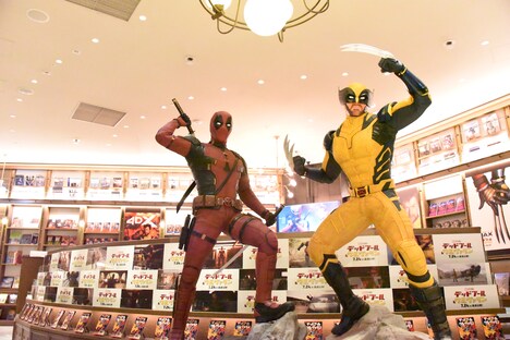デッドプールとウルヴァリンの等身大スタチュー。