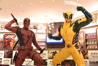 デッドプールとウルヴァリンの等身大スタチュー。