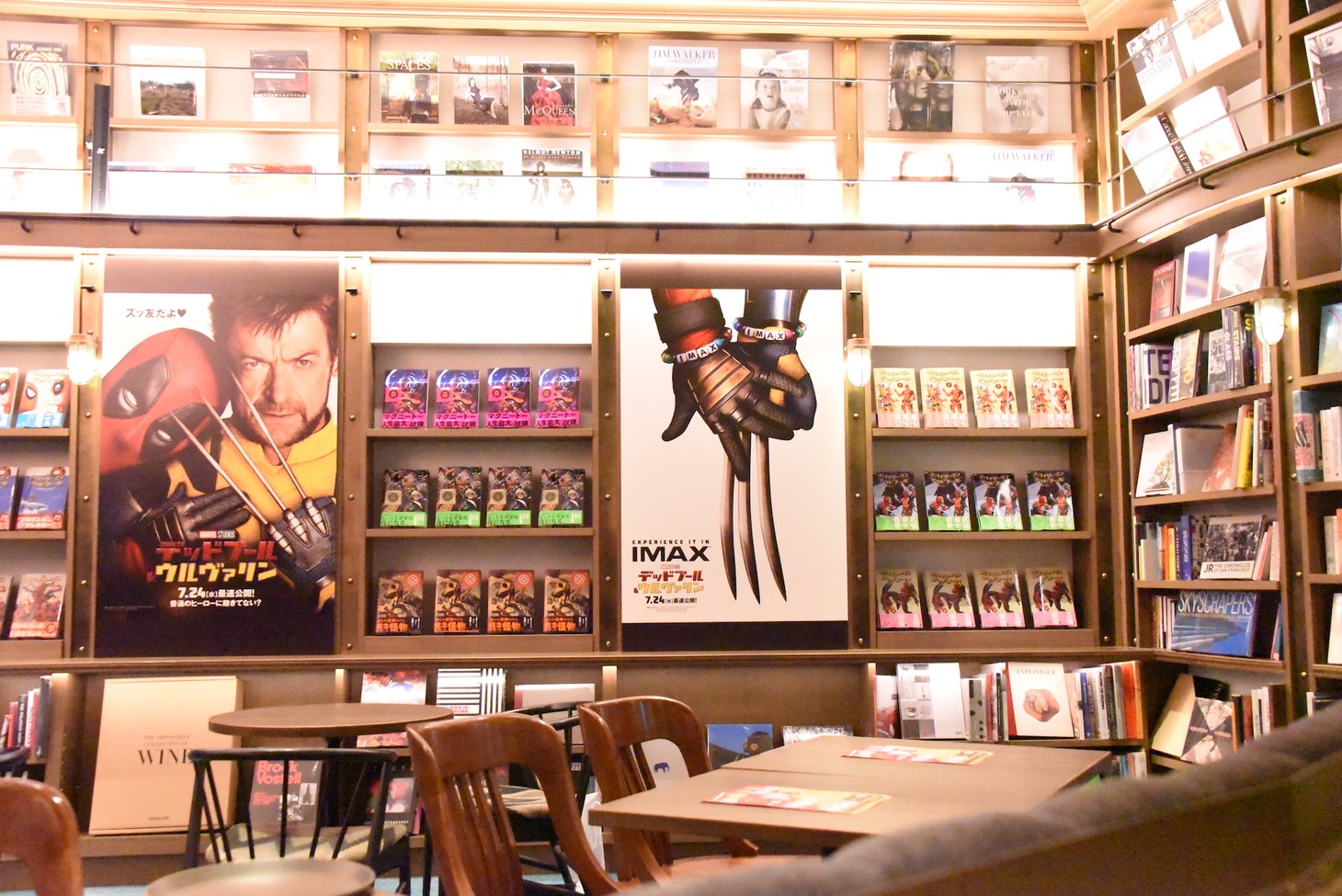 「SHIBUYA TSUTAYA COLLABORATION CAFE inspired by デッドプール＆ウルヴァリン」の内観。