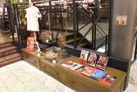 「SHIBUYA TSUTAYA COLLABORATION CAFE inspired by デッドプール＆ウルヴァリン」の内観。
